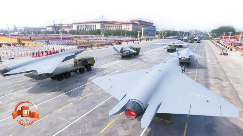 Đội hình UAV diễu qua Quảng trường Thiên An Môn. Hai chiếc phía sau là loại "UAV chiếm ưu thế trên không". Ảnh: Sohu.