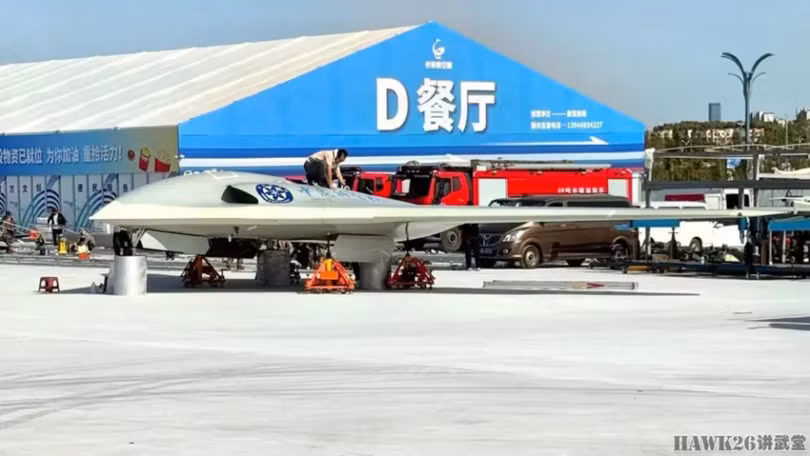 Chiếc UAV bí ẩn đang được triển khai trưng bày tại Triển lãm hàng không Trường Xuân. Ảnh: NetEase.