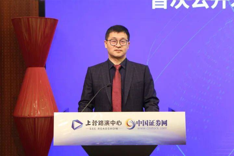 Giáo sư Đại học Chiết Giang, ông chủ Công ty Công nghệ Trân Lôi, tỷ phú công nghệ, Tiến sĩ Uất Phát Tân. Ảnh: Sina.