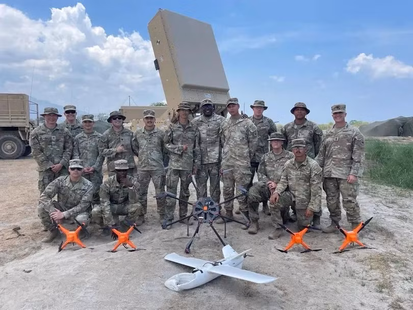 Các UAV bị bắn hạ trong cuộc thử nghiệm cùng các binh sĩ và hệ thống “Leonidas HPM”. Ảnh: Epirus.