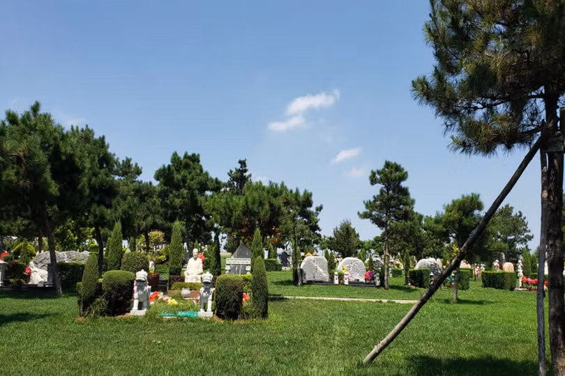 Mỗi ngôi mộ trang trí cầu kỳ có giá tương đương một căn hộ hạng sang. Ảnh: Thepaper.