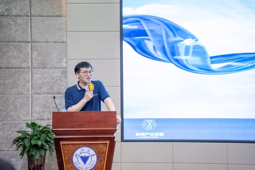 Giao su tren buc giang.png