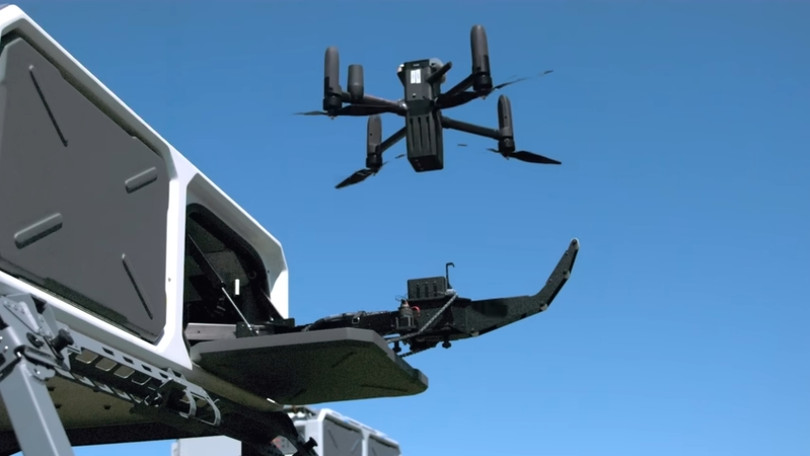 UAV cat canh lao vao UAV muc tieu.jpg