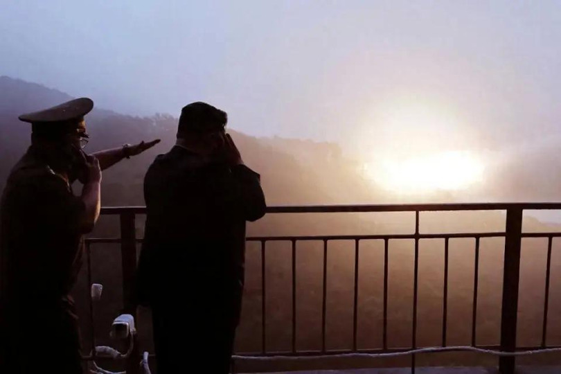 Kim Jong-un quan sat.jpg