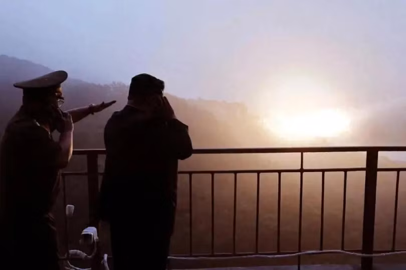 Kim Jong-un quan sat.jpg