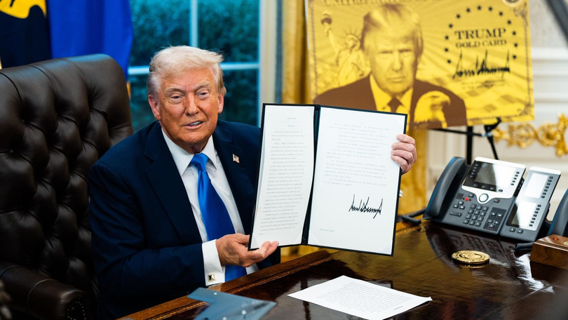 Tổng thống Mỹ Trump ký sắc lệnh phát hành Thẻ vàng Trump với giá 1 triệu USD. Ảnh: Getty.