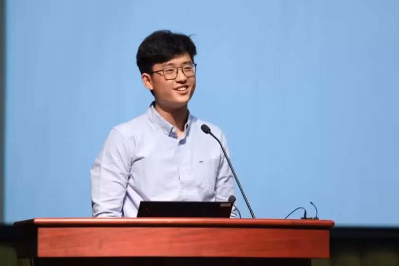 Diêu Thuận Vũ thuyết trình tại một diễn đàn công nghệ. Ảnh: Sina.