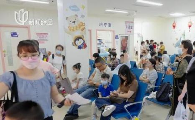 Bệnh viện Nhi Bắc Kinh đông nghịt bệnh nhân nghi nhiễm RSV chờ khám. Ảnh: Toutiao.