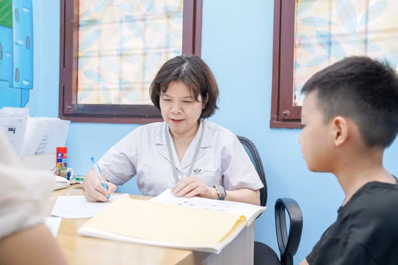 Khám để phát hiện bệnh Tic ở trẻ tại Bệnh viện Nhi Trung ương