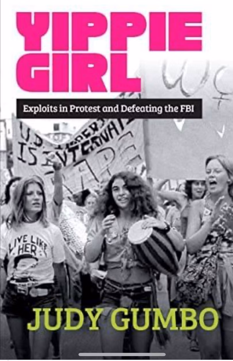 (Bài 5) (Bìa sách Cô gái Hip-pi) từ trái sang phải là Nancy Kurshan, Judy Gumbo và Genie Plamondon dẫn đầu đoàn biểu tình chống chiến tranh Việt Nam, năm 1971.jpg