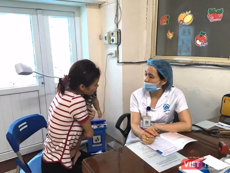 VT_ Khám cho trẻ ở BV nhi.jpeg