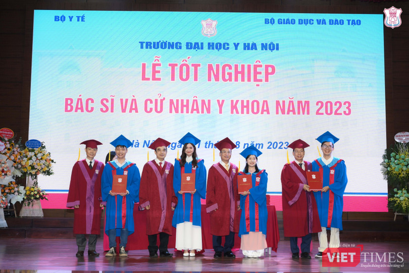 VT_các lãnh đạo trao bằng .jpg