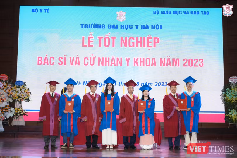 VT_các lãnh đạo trao bằng .jpg