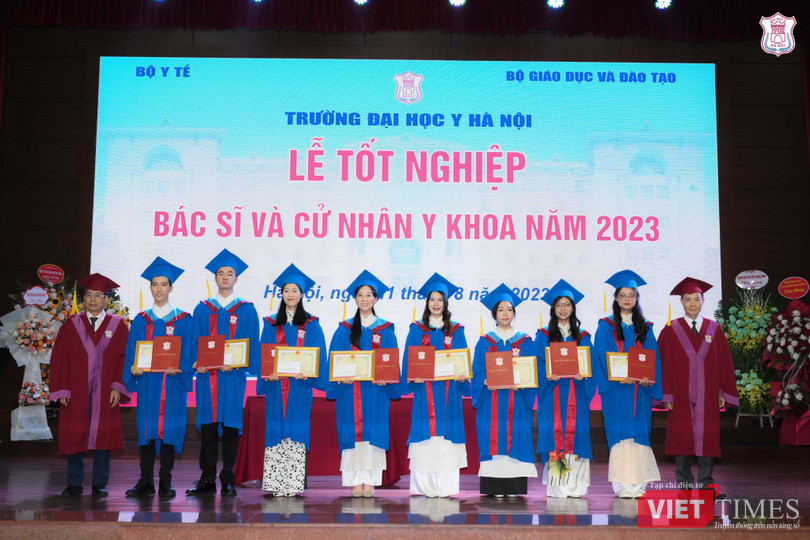 VT_ trao bằng 20596.jpg