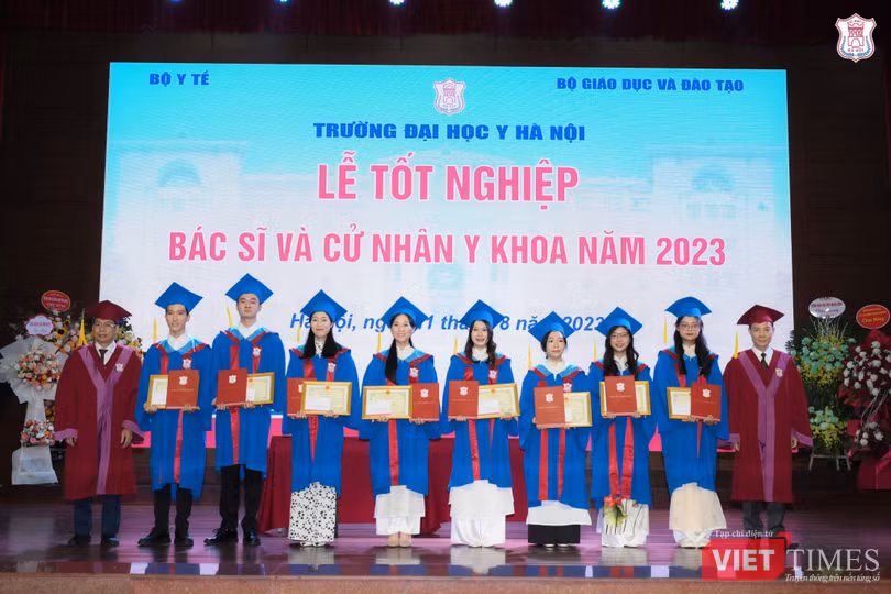 VT_ trao bằng 20596.jpg