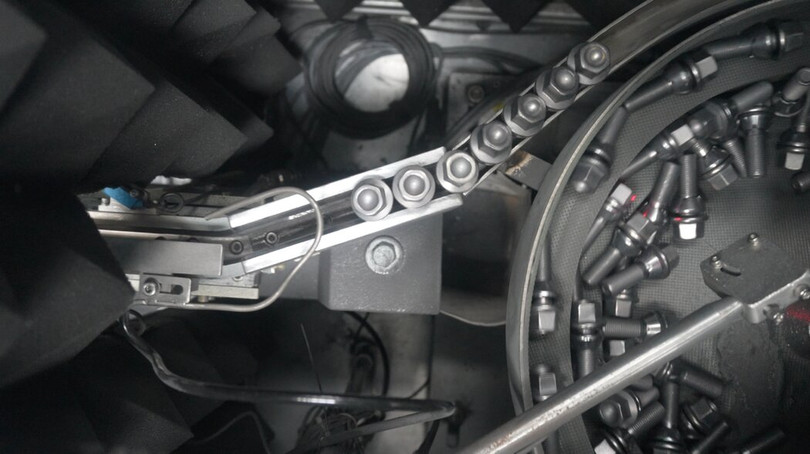 Nguoi may lap oc vit.jpg