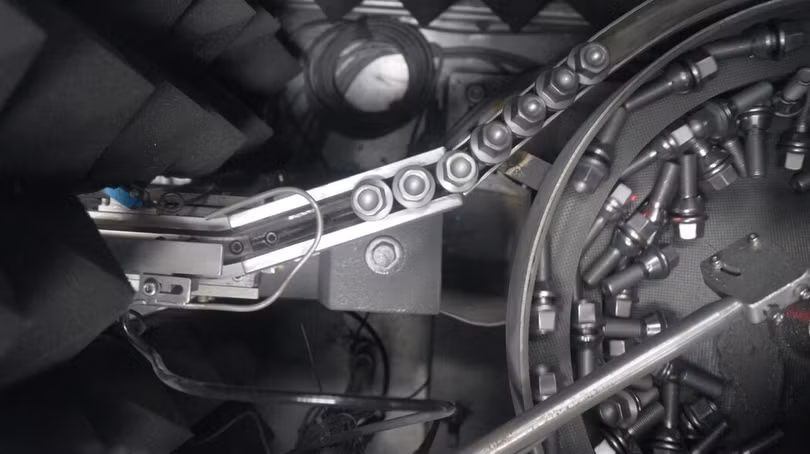 Nguoi may lap oc vit.jpg