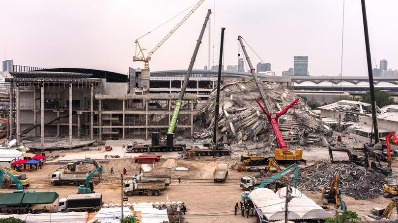 Công tác cứu hộ tòa nhà Văn phòng Kiểm toán bị sập đang rất khẩn trương. Ảnh: AFP.