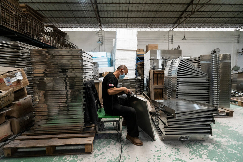 Cong nhan lam lo nuong.jpg