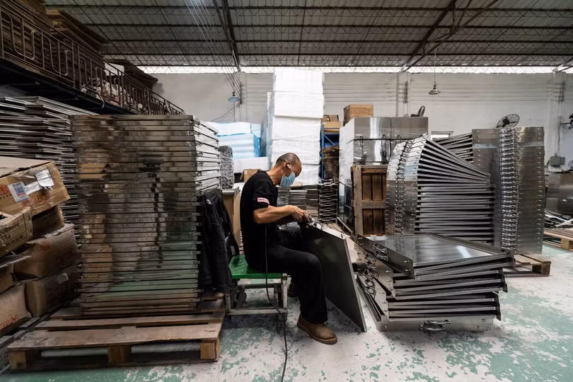 Cong nhan lam lo nuong.jpg