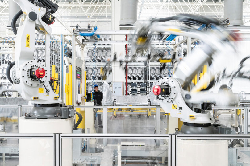 Các cánh tay máy đang thực hiện các công đoạn lắp ráp xe tại nhà máy của hãng xe điện Zeekr. Ảnh: Nytimes.