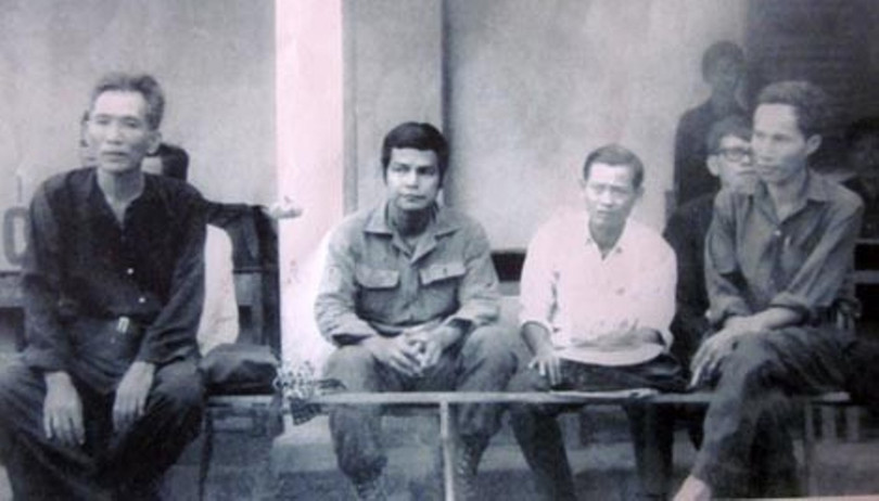 Ông Lê Quang Ninh (thứ 2, trái qua) gặp lại các cán bộ Ban Binh vận tỉnh ủy Mỹ Tho sau ngày toàn thắng. Ảnh: Tư liệu CĐV.