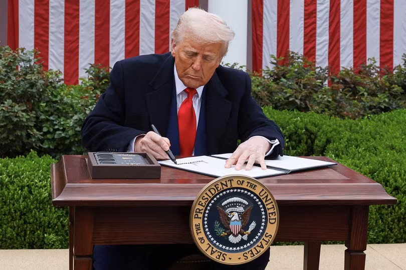 Tổng thống Mỹ Donald Trump ký lệnh áp thuế đối ứng với nhiều quốc gia và khu vực. Ảnh: Reuters.