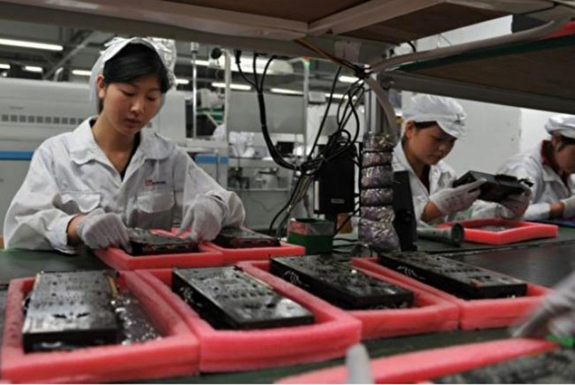 Một nhà máy của Apple tại Thâm Quyến. Hiện các dây chuyền đang được công ty gấp rút chuyển khỏi Trung Quốc. Ảnh: Getty.