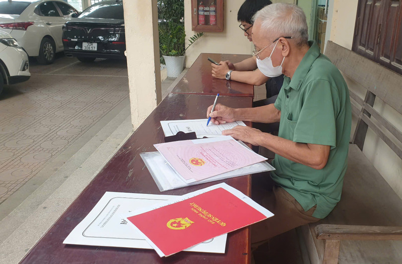 Người dân ở Hà Nội đi làm hồ sơ tách thửa đất. Ảnh: Lệ Chi