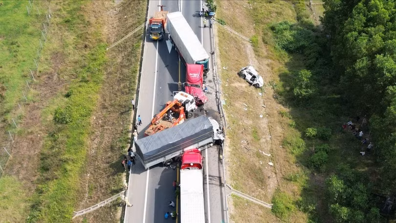 Hiện trường vụ tai nạn giao thông trên cao tốc Cam Lộ - La Sơn xảy ra vào sáng ngày 18/2