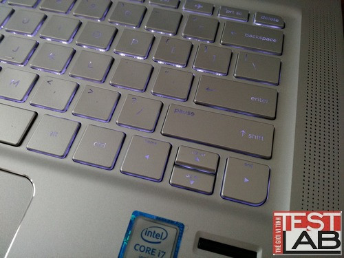 Bàn phím hỗ trợ đèn nền LED.