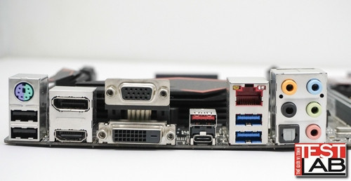 Số cổng giao tiếp trên H170 Pro Gaming được Asus trang bị nhiều hơn so với B150 Pro Gaming D3, bao gồm 2 cổng USB 2.0, hỗ trợ xuất hình ảnh bằng cổng Display Port, và một cổng USB Type-C thời thượng.