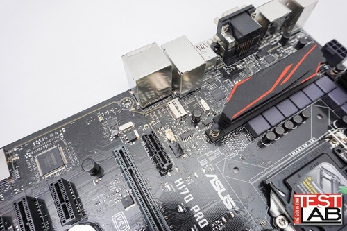 Chip LAN của Intel với công nghệ LAN Guard, Game First III độc quyền của Asus.