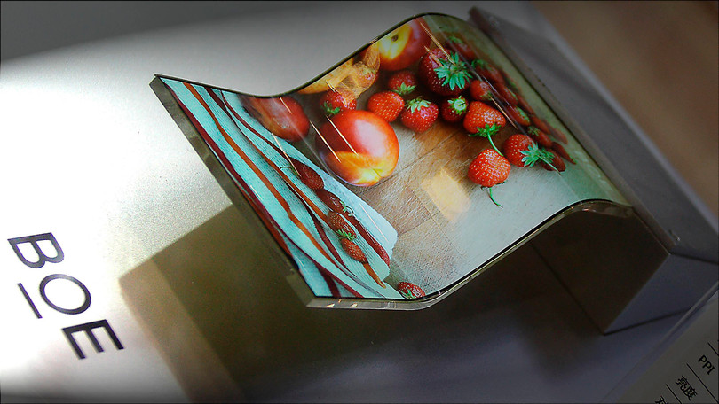 Một màn hình gập siêu mỏng do BOE sản xuất. Ảnh: Nikkei Asian Review