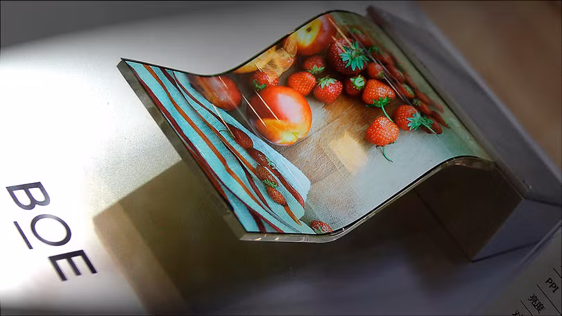 Một màn hình gập siêu mỏng do BOE sản xuất. Ảnh: Nikkei Asian Review