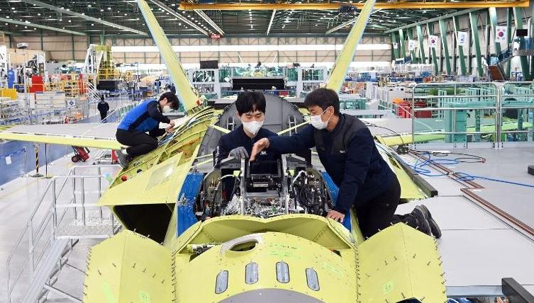 Chiếc KF-21 mẫu khi đang được lắp ráp (Ảnh: KAI). Chiếc KF-21 mẫu khi đang được lắp ráp (Ảnh: KAI).