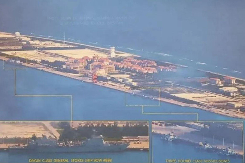 Ảnh do Không quân Philippines chụp cho thấy 3 tàu Type 22 và 1 tàu tiếp tế đậu tại đá Vành Khăn (Ảnh: Đa Chiều). Ảnh do Không quân Philippines chụp cho thấy 3 tàu Type 22 và 1 tàu tiếp tế đậu tại đá Vành Khăn (Ảnh: Đa Chiều).