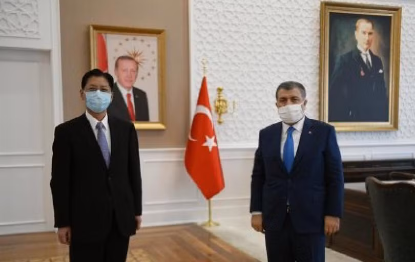 Đại sứ Trung Quốc tại Thổ Nhĩ Kỳ Lưu Thiếu Bân (trái), người bị triệu tập hôm 6/4 về hai bản tweet gây hấn (Ảnh: ETtoday).