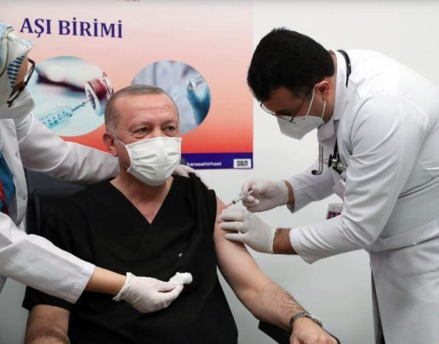 Tổng thống Thổ Nhĩ Kỳ Erdogan tiêm vaccine Sinovac của Trung Quốc (Ảnh: Lianhezaobao). Tổng thống Thổ Nhĩ Kỳ Erdogan tiêm vaccine Sinovac của Trung Quốc (Ảnh: Lianhezaobao).