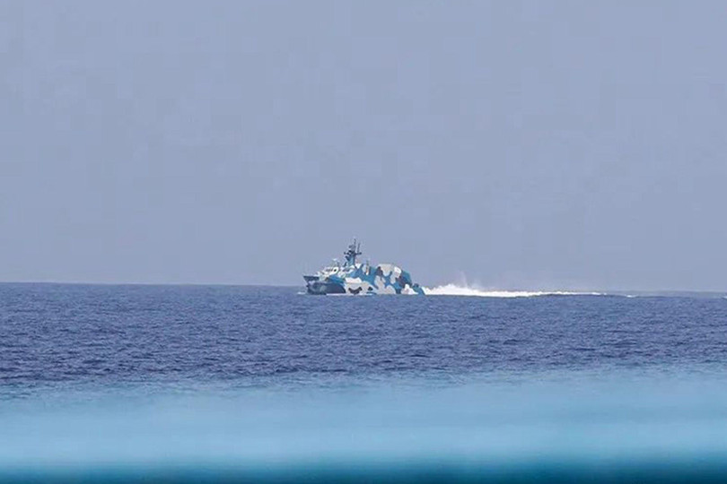 Tàu tên lửa cao tốc Type 22 của Trung Quốc đuổi theo tàu cá chở các nhà báo Philippines (Ảnh: Đa Chiều). Tàu tên lửa cao tốc Type 22 của Trung Quốc đuổi theo tàu cá chở các nhà báo Philippines (Ảnh: Đa Chiều).