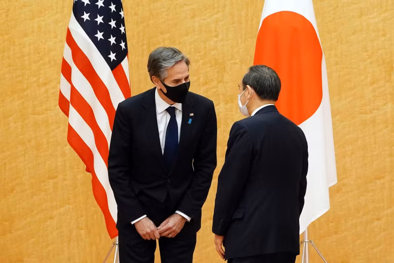 Thủ tướng Nhật Yoshihide Suga gặp Ngoại trưởng Mỹ Antony Blinken (Ảnh: AP).