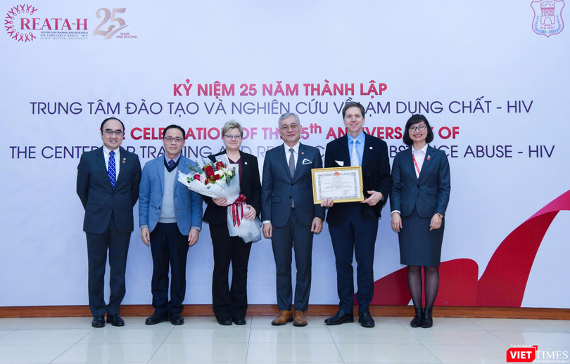 GS.TS. Tạ Thành Văn trao Bằng khen của Bộ Y tế cho Trung tâm vì những đóng góp trong việc cung cấp bằng chứng mở rộng điều trị nghiện thuốc phiện bằng thuốc buprenorphine ở Việt Nam