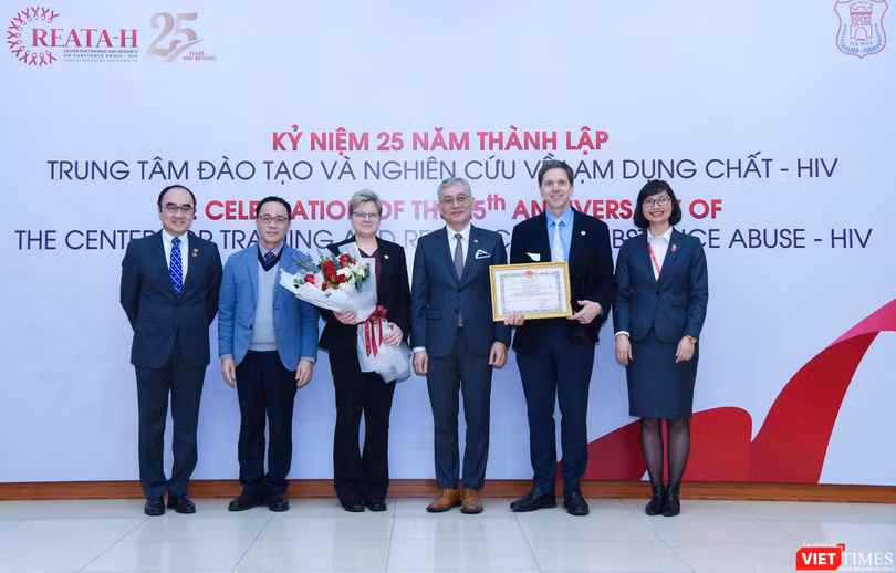 GS.TS. Tạ Thành Văn trao Bằng khen của Bộ Y tế cho Trung tâm vì những đóng góp trong việc cung cấp bằng chứng mở rộng điều trị nghiện thuốc phiện bằng thuốc buprenorphine ở Việt Nam