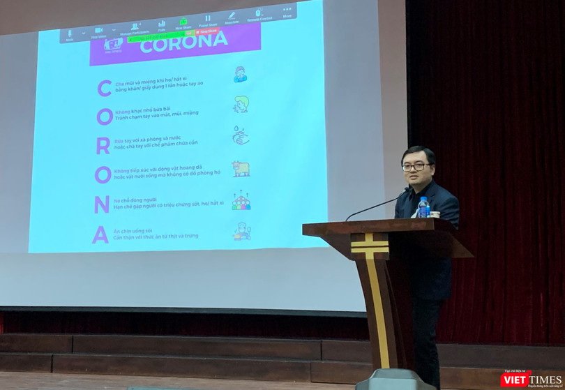 Bác sĩ Vũ Quốc Đạt - giảng viên Bộ môn Truyền nhiễm của Trường Đại học Y Hà Nội - cung cấp cho sinh viên các kiến thức khoa học về virus Corona