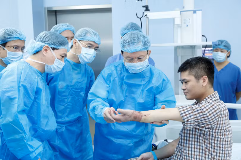 GS. TS. TTND. Mai Hồng Bàng - Giám đốc Bệnh viện Trung ương Quân đội 108 thăm bệnh nhân. Ảnh: BVCC