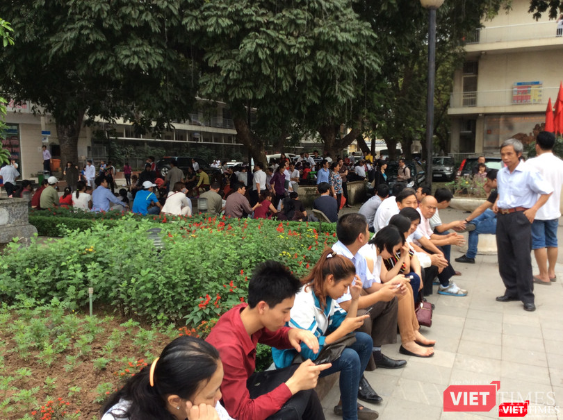 Các bệnh viện đã quá tải người bệnh, càng thêm quá tải vì số người nhà đi theo chăm sóc