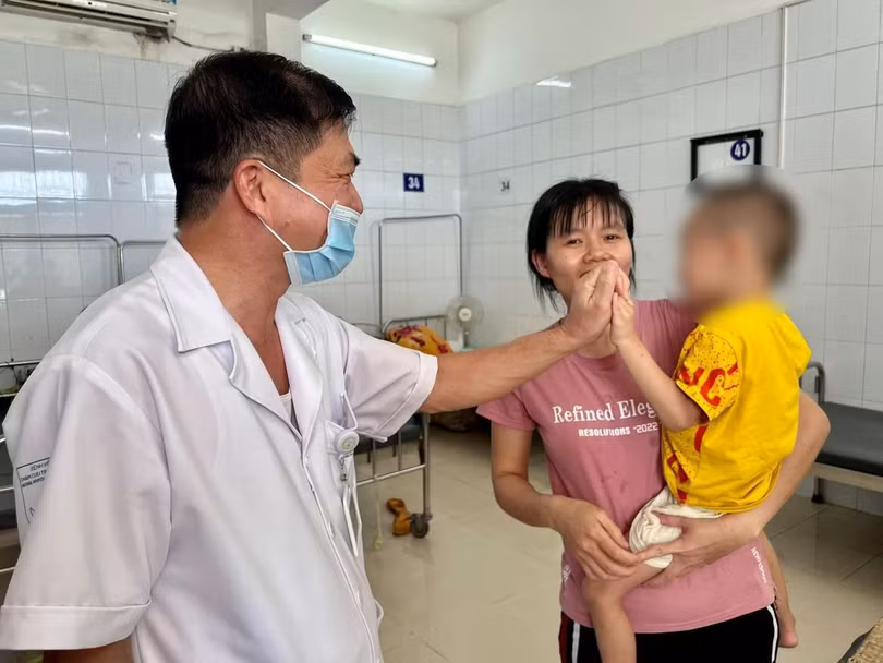 Cậu bé hơn 4 tuổi vẫn không biết nói, không giao tiếp, chỉ sau 3 liệu trình điều trị tại Bệnh viện Châm cứu Trung ương, đến nay, cháu đã biết nói và còn cười, giao tiếp với bác sĩ Dũng khá thân tình.