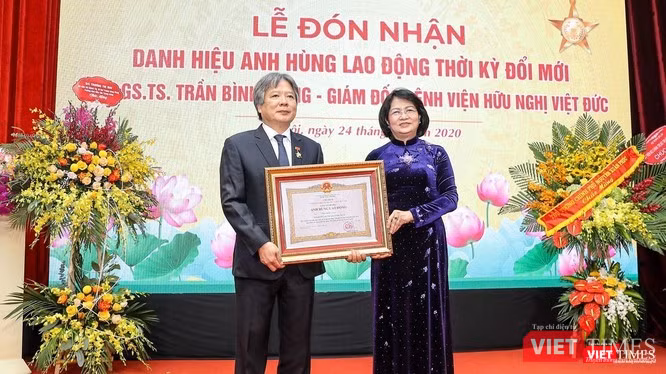 Phó Chủ tịch nước Đặng Thị Ngọc Thịnh trao tặng danh hiệu AHLĐ cho GS.TS. Trần Bình Giang - Giám đốc BV Hữu nghị Việt Đức