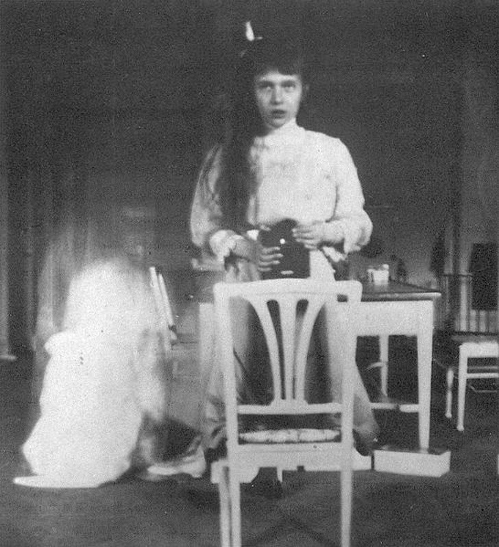 Một bức ảnh tự chụp của Nữ Công tước Anastasia Nikolaevna, Nga được tạo ra vào năm 1914 bằng một chiếc gương và một chiếc máy ảnh Kodak Brownie. Một bức ảnh tự chụp của Nữ Công tước Anastasia Nikolaevna, Nga được tạo ra vào năm 1914 bằng một chiếc gương và một chiếc máy ảnh Kodak Brownie.