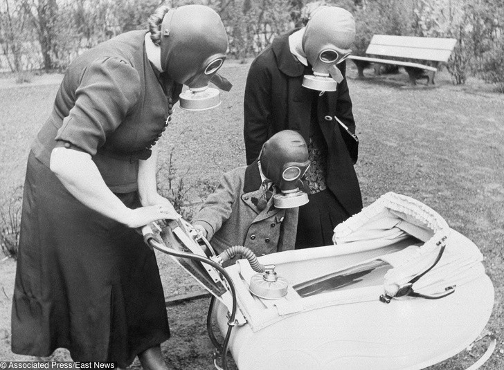 Một người mẹ và 3 đứa con, một trong số họ đang ở trong một chiếc xe chở trẻ em. Một người mẹ và 3 đứa con, một trong số họ đang ở trong một chiếc xe chở trẻ em.